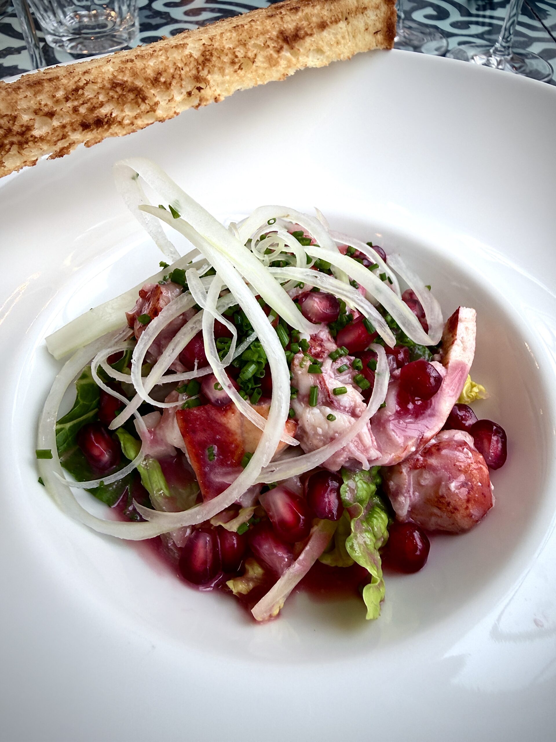 Badehotel-stemning, imponerende hummersalat og hvid Bourgogne i Blokhus